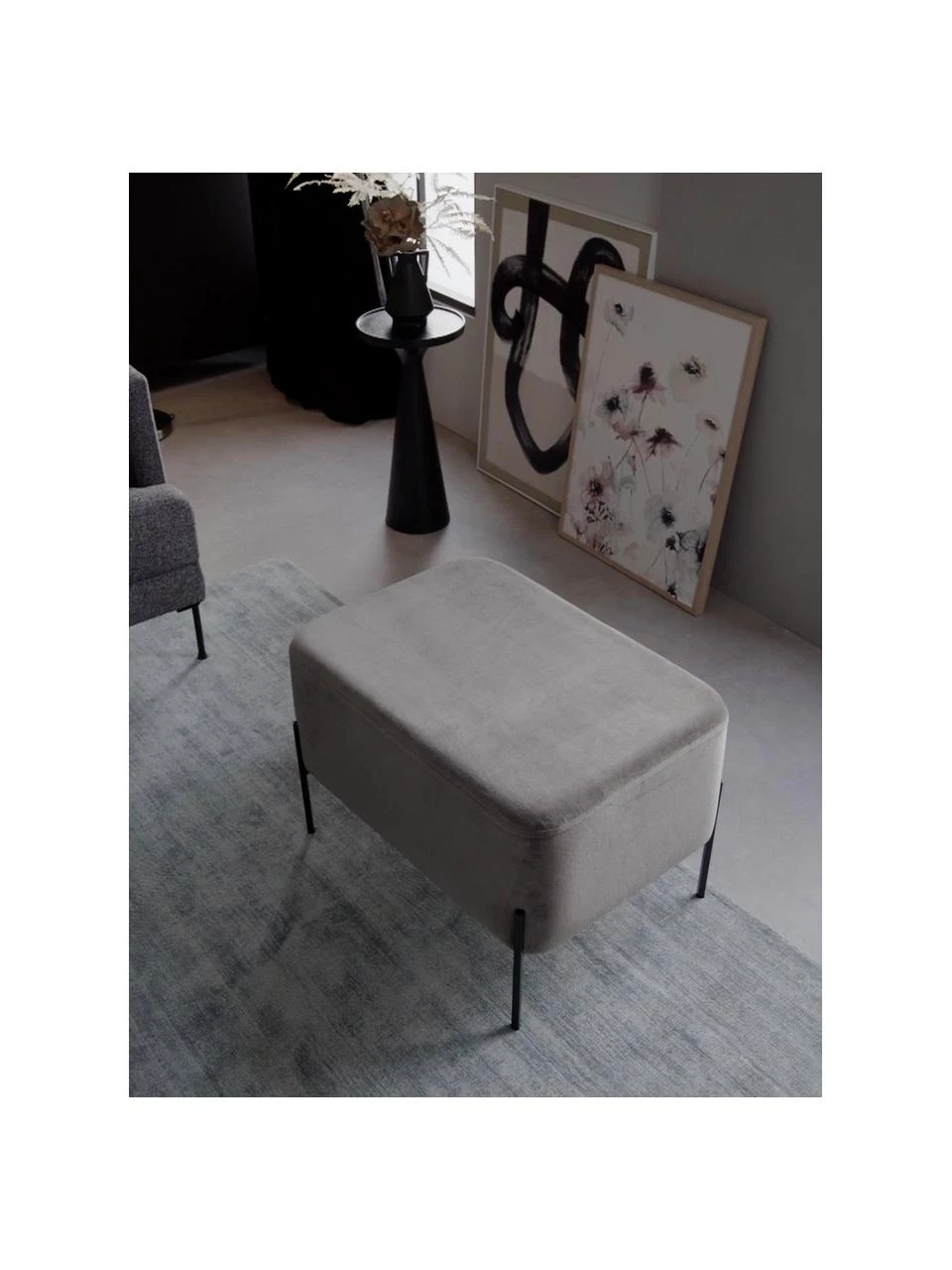 Westwing Collection Breiter Samt-Hocker Harper in Dunkelgrau, B 64 x H 44 cm 2 Westwing Collection Breiter Samt-Hocker Harper in Dunkelgrau, B 64 x H 44 cm – Bild 2