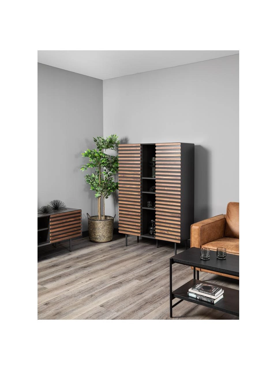 Highboard Kesia mit Walnussfurnier, B 105 x H 155 cm 2 Highboard Kesia mit Walnussfurnier, B 105 x H 155 cm – Bild 2