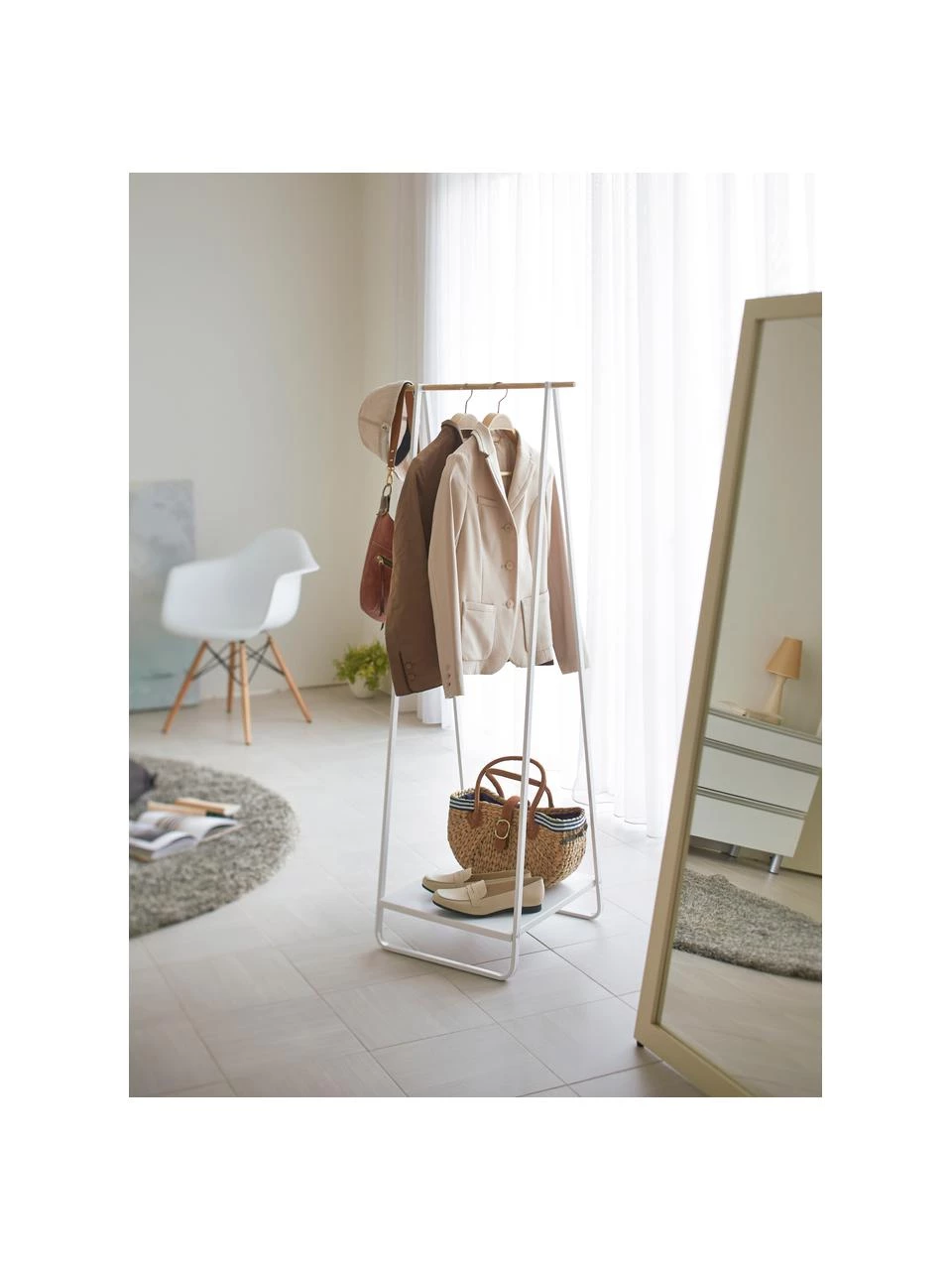Yamazaki Metall-Kleiderständer Tower in Weiß, B 52 x H 140 cm 3 Yamazaki Metall-Kleiderständer Tower in Weiß, B 52 x H 140 cm – Bild 3