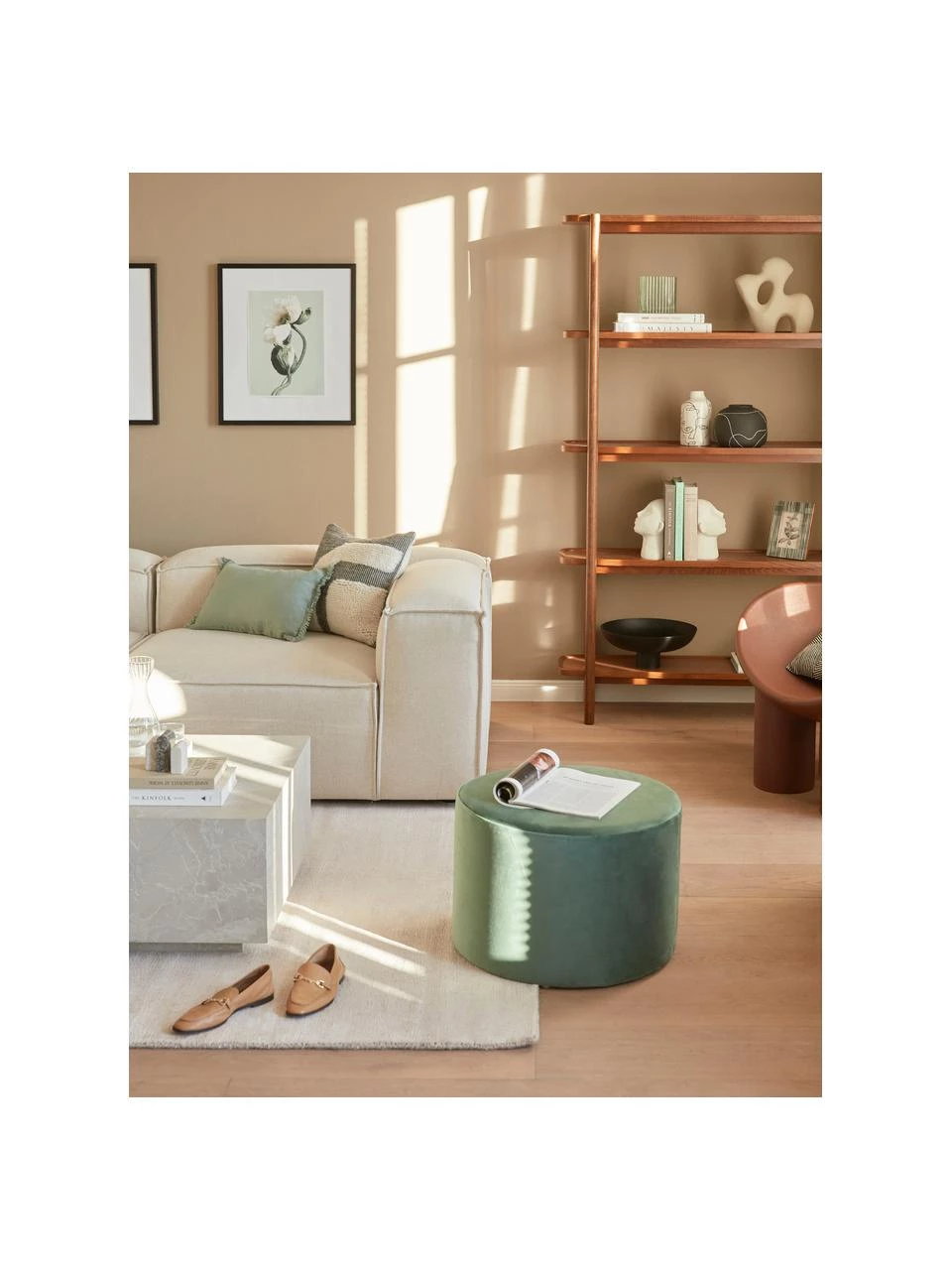 Westwing Collection Samt-Hocker Daisy in Hellgrün, Ø 54 x H 38 cm 2 Westwing Collection Samt-Hocker Daisy in Hellgrün, Ø 54 x H 38 cm – Bild 2