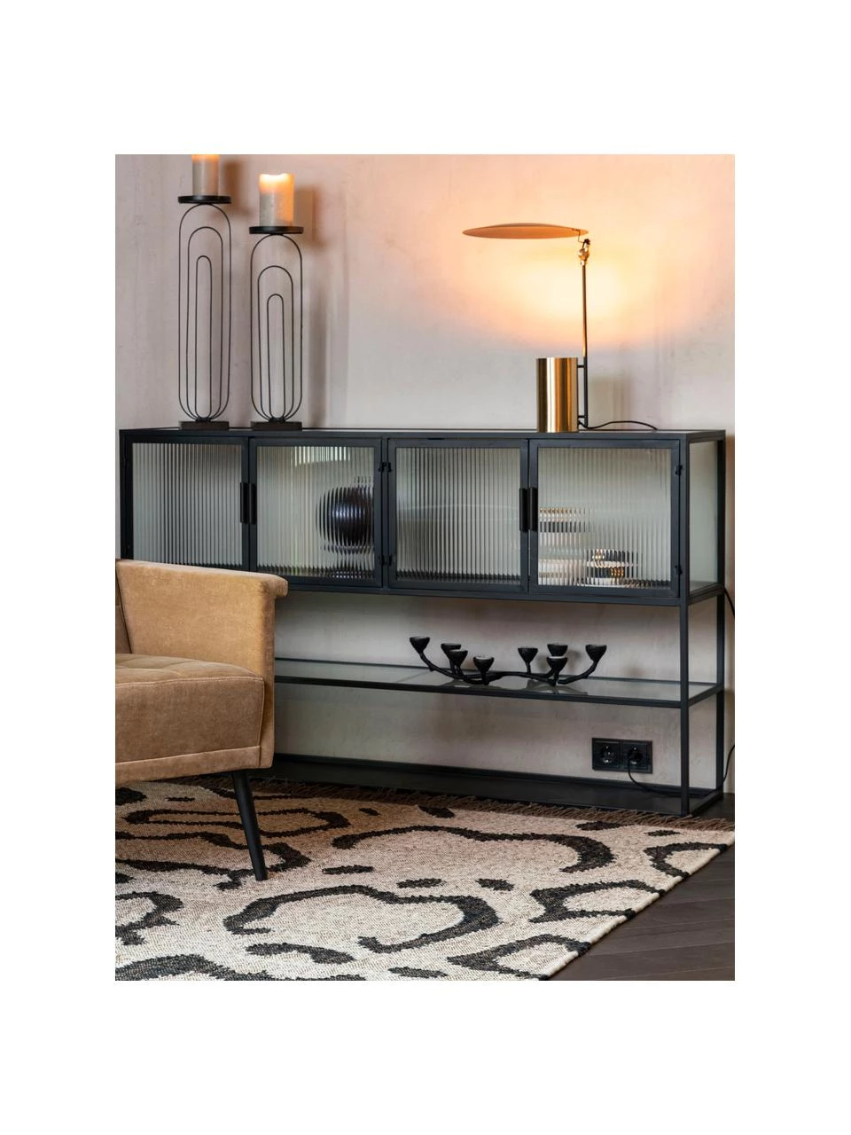 Dutchbone Schwarzes Sideboard Boli mit Rillenglas und Metallrahmen, B 150 x H 90 cm 2 Dutchbone Schwarzes Sideboard Boli mit Rillenglas und Metallrahmen, B 150 x H 90 cm – Bild 2